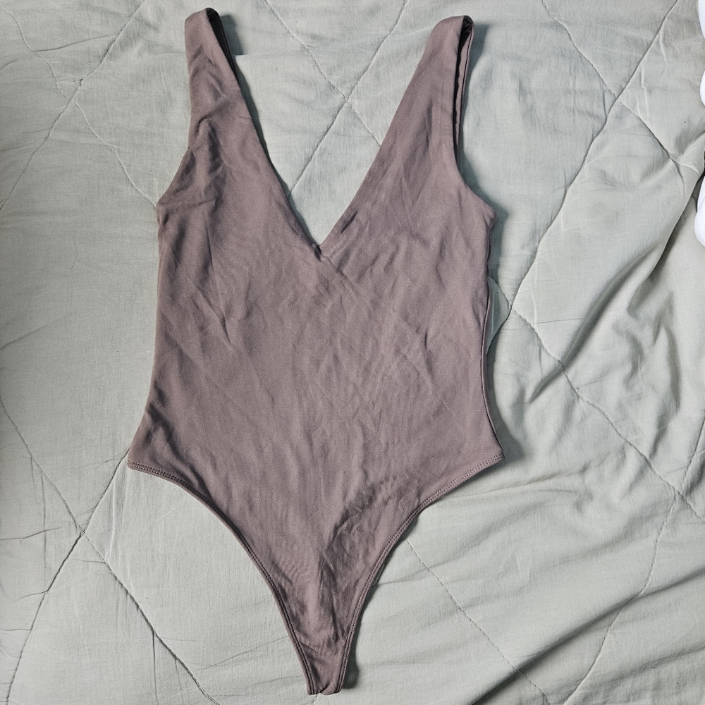 BABATON Contour V-neck Bodysuit Taupe Brown Thong Back Small Aritzia - Picture 2 of 7